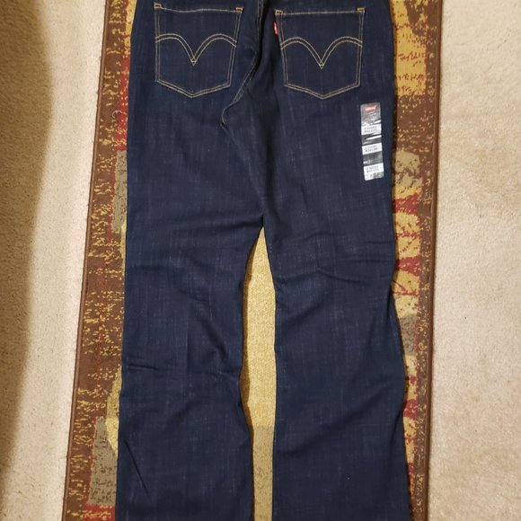 Levis - Picture 4 of 5